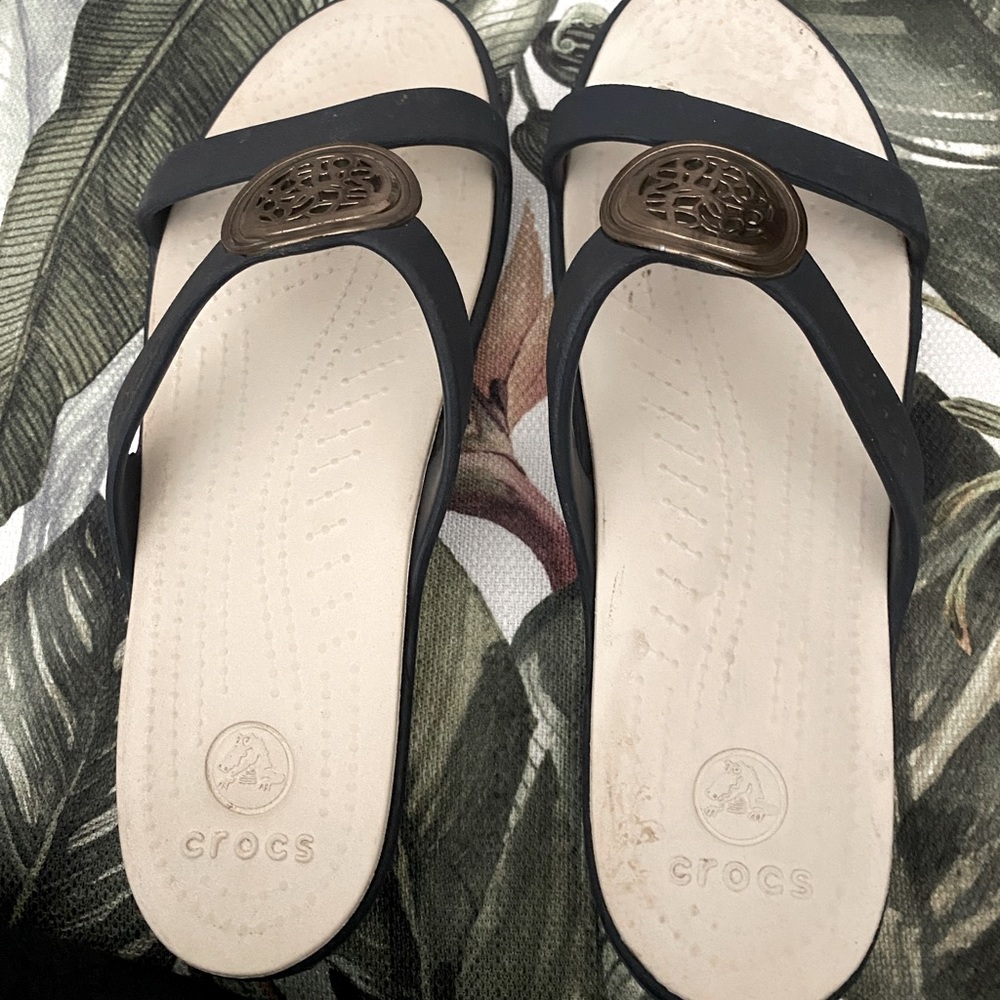 Crocs Womens Women's Sanrah Circle Dress Sandal,Navy/Stucco,8 M US